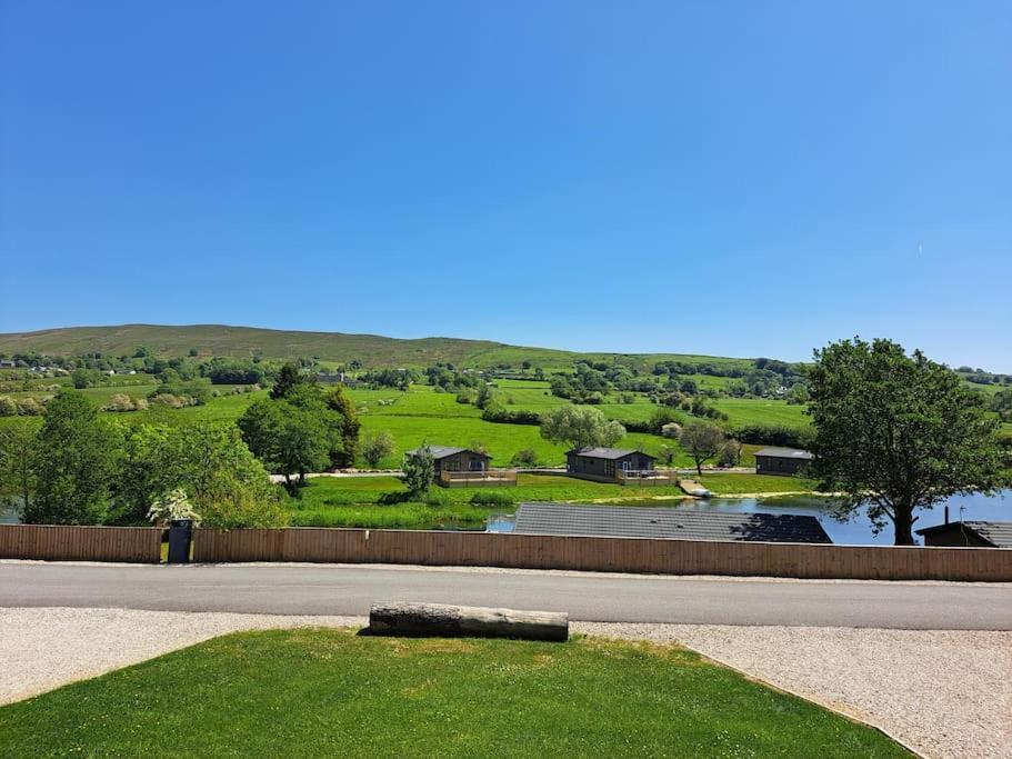 קלית'רו Diddly Squat Lodge With Hot Tub, Pendle View Holiday Park מראה חיצוני תמונה