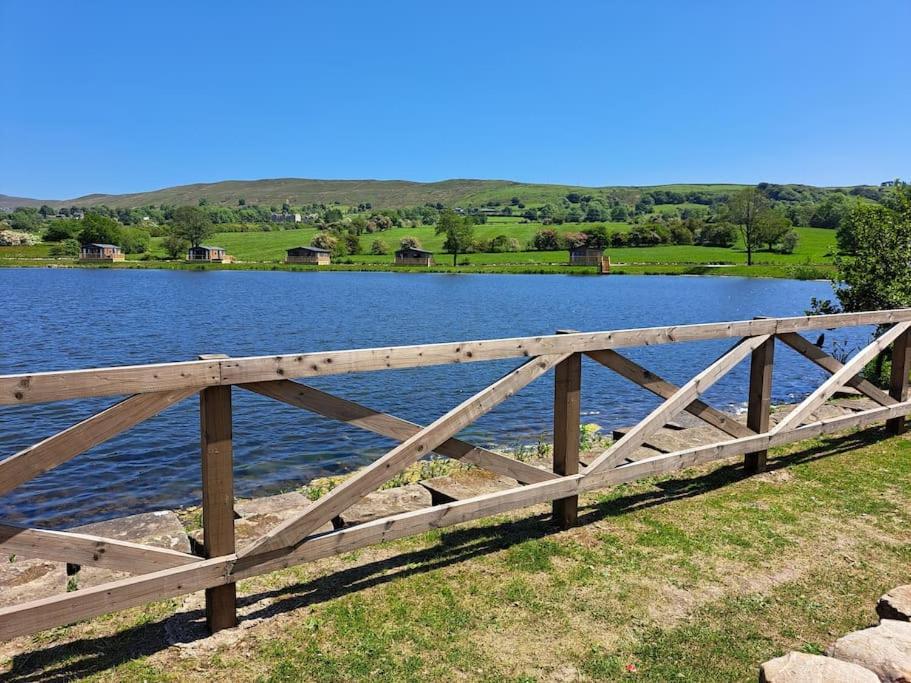 קלית'רו Diddly Squat Lodge With Hot Tub, Pendle View Holiday Park מראה חיצוני תמונה
