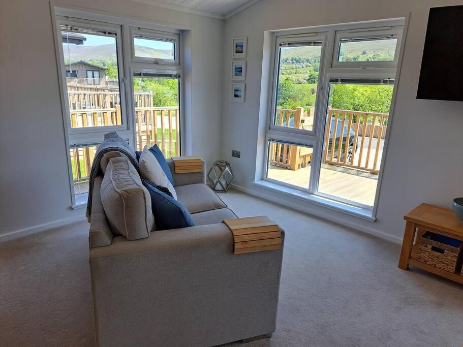 קלית'רו Diddly Squat Lodge With Hot Tub, Pendle View Holiday Park מראה חיצוני תמונה