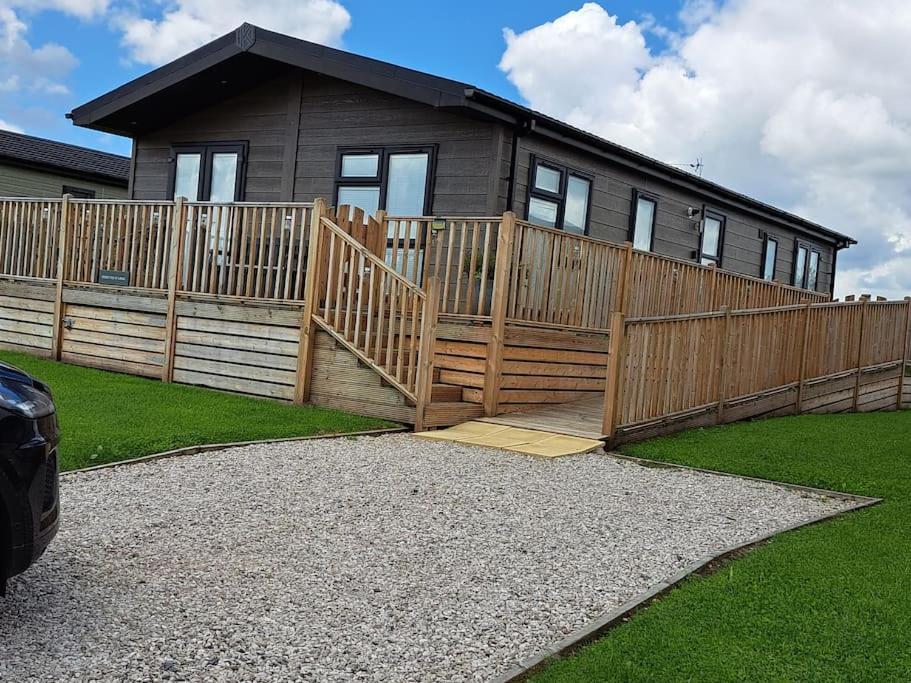 קלית'רו Diddly Squat Lodge With Hot Tub, Pendle View Holiday Park מראה חיצוני תמונה