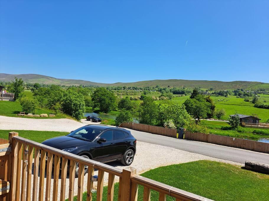 קלית'רו Diddly Squat Lodge With Hot Tub, Pendle View Holiday Park מראה חיצוני תמונה