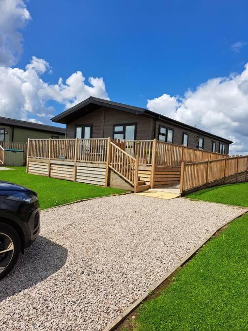 קלית'רו Diddly Squat Lodge With Hot Tub, Pendle View Holiday Park מראה חיצוני תמונה